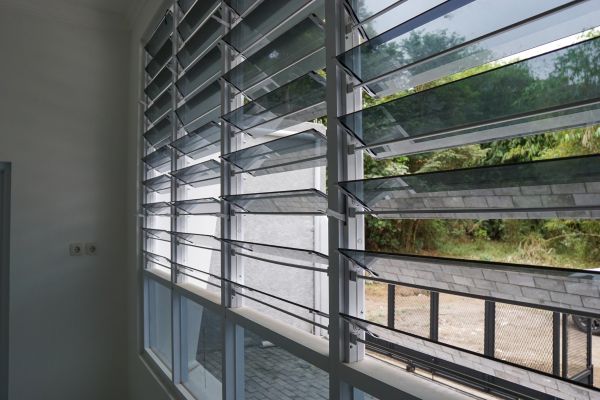 Cost of Jalousie Window Repair in Van Nuys